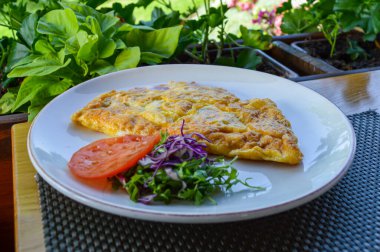 Jambonlu, peynirli ve taze sebzeli geleneksel omlet. 