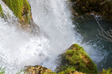 Hırvatistan 'ın Plitvice Gölleri Ulusal Parkı' ndaki Şelale 'ye sıçradı