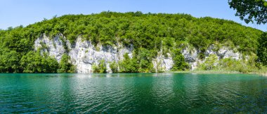 Hırvatistan 'ın Plitvice Gölleri Ulusal Parkı' nda Yürüyüş