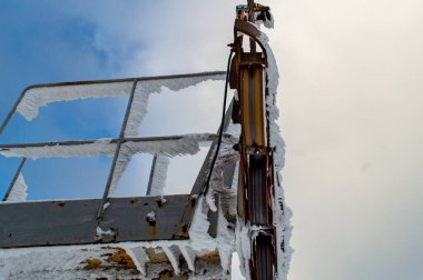 Gökyüzünde kar ve buzla kaplı kayak çekicisi mavi arka plan, Karpatya Dağları