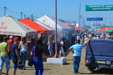 Velyki Sorochintsi, UKRAINE - 25 Ağustos 2017: İnsanlar Ukrayna 'nın ulusal yıllık pazarı 
