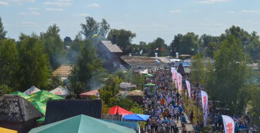Velyki Sorochintsi, UKRAINE - 25 Ağustos 2017: İnsanlar Ukrayna 'nın ulusal yıllık pazarı 