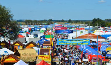 Velyki Sorochintsi, UKRAINE - 25 Ağustos 2017: İnsanlar Ukrayna 'nın ulusal yıllık pazarı 