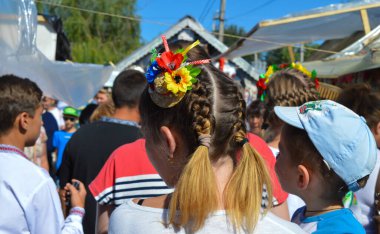 Velyki Sorochintsi, UKRAINE - 25 Ağustos 2017: Ulusal Ukrayna yıllık pazarı Sorochinska Yrmorka 'da geleneksel Ukrayna çelenginde kız