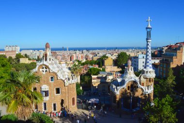 BARCELONA, İspanya - 22 Haziran 2016 'da İspanya' nın Barcelona kentinde Guell parkında yürüyüş. 