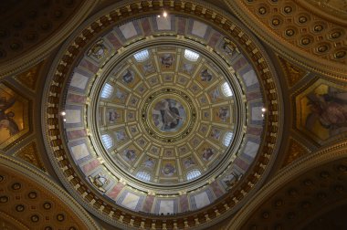 BUDAPEST, HUNGARY - 29 Aralık 2017: Budapeşte 'de Aziz Stephen Bazilikası' nın İçi (Szent Istvan Bazilika) 29 Aralık 2017.