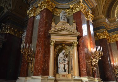 BUDAPEST, HUNGARY - 29 Aralık 2017: Budapeşte 'de Aziz Stephen Bazilikası' nın İçi (Szent Istvan Bazilika) 29 Aralık 2017.