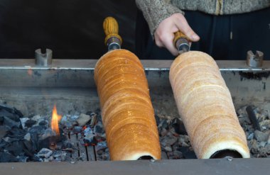 Ulusal Macar BBQ pişirme - Kurtosh Kalach, tatlı, maya hamurundan yapılmış ve granüle şeker içinde yuvarlanmış bir Spit kek