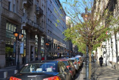 BUDAPEST, HUNGARY - 29 Aralık 2017: Cadde Budapeşte 'deki St. Stephen Bazilikası yakınlarındaki bir sokakta arabalarla dolu..