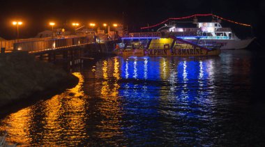 PROTARAS, CYPRUS - 10 Haziran 2018 'de Kıbrıs Rum Kesimi' nin Protaras kentinde turistleri bekleyerek gece tur teknesi. 