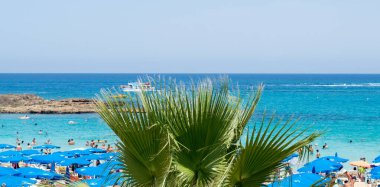 Plajda deniz manzarası, Protaras 'ta güneşli bir gün, Kıbrıs