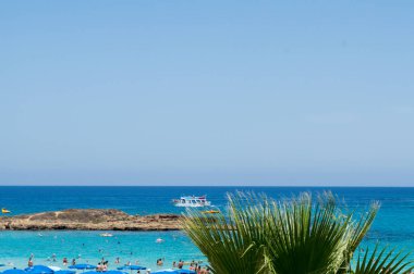 Plajda deniz manzarası, Protaras 'ta güneşli bir gün, Kıbrıs