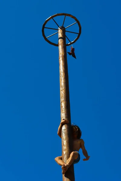 Velyki Sorochintsi Ucrania Agosto 2017 Niño Subiendo Columna Resbaladiza Madera — Foto de Stock