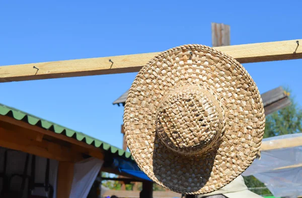 Cappello Paglia Appeso Una Gruccia Legno — Foto Stock