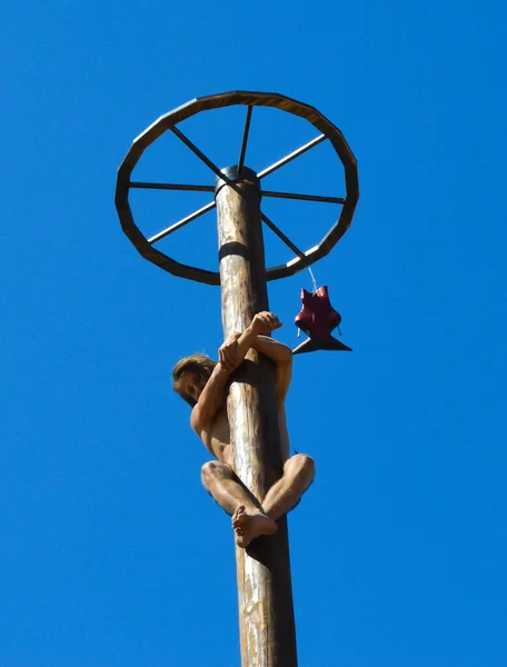Velyki Sorochintsi Ukraine August 2017 Boy Climbing Wooden Slippery Column — Stock Photo, Image