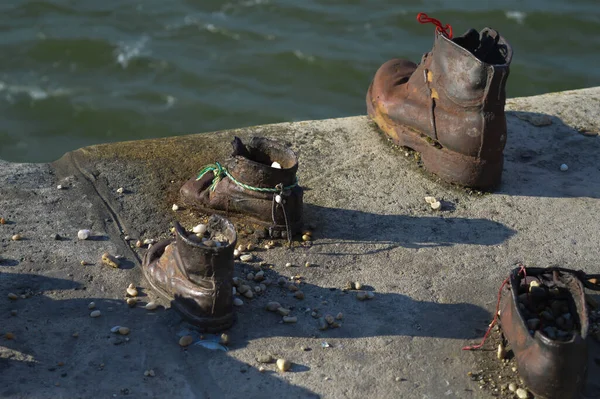 BUDAPEST, HUNGARY - 29 Aralık 2017 'de Budapeşte' de 2. Dünya Savaşı sırasında faşistler tarafından öldürülen insanların anısına yapılmış bir anıttır..