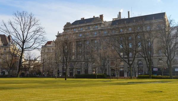 BUDAPEST, HUNGARY - 29 Aralık 2017: Budapeşte 'de Macaristan Parlamentosu yakınlarındaki Kossuth Lajos Meydanı.