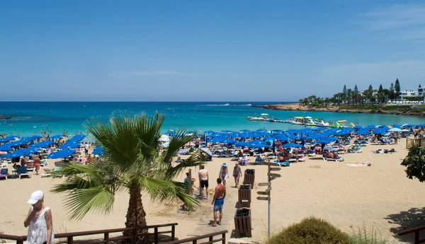 Протарас Кипр Июня Местный Муниципальный Пляж Переполнен Людьми Солнечный День — стоковое фото