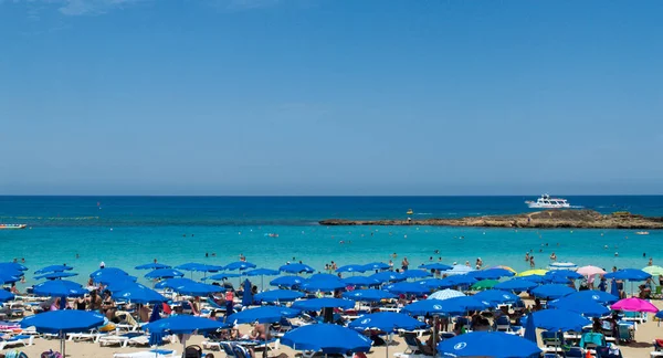 Protaras Chipre Junho Praia Municipal Local Está Sobrecarregada Com Pessoas — Fotografia de Stock