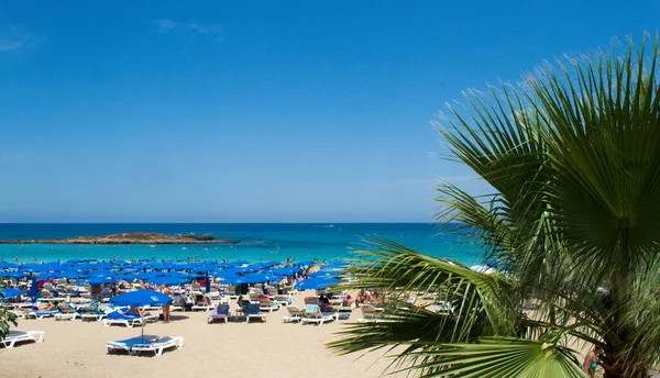 Protaras Cyprus Juni Lokaal Gemeentelijk Strand Wordt Overspoeld Door Mensen — Stockfoto