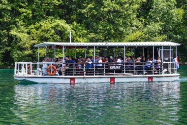 PLITVICE LAKES, CROATIA - 8 Haziran 2019 'da Hırvatistan' ın Plitvice Lakes Ulusal Parkı 'ndaki 