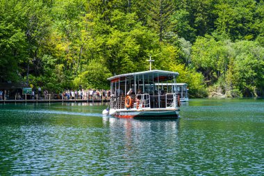 PLITVICE LAKES, CROATIA - 8 Haziran 2019 'da Hırvatistan' ın Plitvice Lakes Ulusal Parkı 'ndaki 