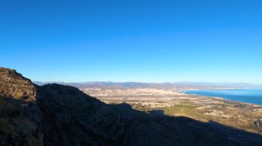 İspanya, Malaga 'da Costa del Sol üzerinde gün batımı. Malaga şehri ve Akdeniz 'deki Torremolinos dağlarından panoramik manzara