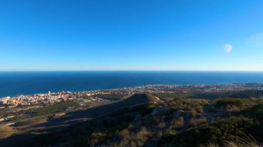 İspanya, Malaga 'da Costa del Sol üzerinde gün batımı. Malaga şehri ve Akdeniz 'deki Torremolinos dağlarından panoramik manzara