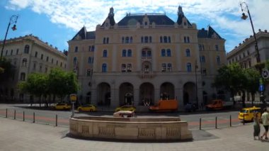 BUDAPEST, HUNGARY - 7 Temmuz 2023: Macaristan Kraliyet Operasının karşısındaki Drechsler-palota binası, 7 Temmuz 2023