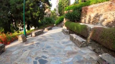 MALAGA, İspanya - 17 Temmuz 2023 'te İspanya' nın Malaga şehrinde bulutlu bir yaz gününde Castillo de Gibralfaro 'ya giden yol