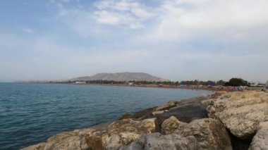 MALAGA, İspanya - 23 Haziran 2023: Malaga, İspanya 'da Guadalmar Sahili' nde dinlenen insanlar