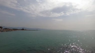 MALAGA, İspanya - 23 Haziran 2023: Malaga, İspanya 'da Guadalmar Sahili' nde dinlenen insanlar