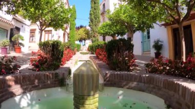 ESTEPONA, İspanya - 29 Temmuz 2023 'te İspanya' nın Estepona kentinde güneşli bir yaz gününde şehir merkezinde yürüyüş