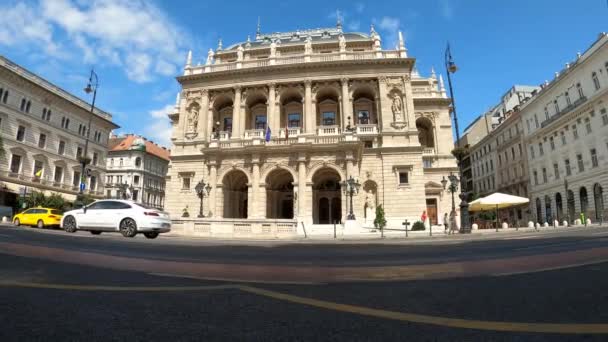 ハンガリーのブダペスト 2023年7月7日 市内中心部に位置するハンガリー王室オペラハウス 美しい夏の日 2023年7月7日のハンガリー ブダペストの路上の人々 — ストック動画