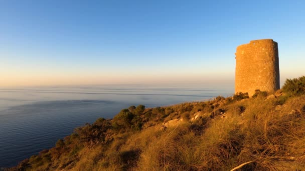 地中海上に日の出 歴史的なトレヴィア ゴルドは 海賊を探している時計塔です Herradura アンドラシア 南スペイン — ストック動画