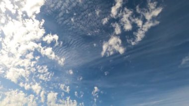 bulutlu mavi gökyüzü arkaplanı