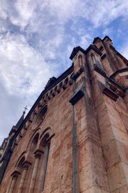 Asturias 'taki Covadonga, kutsal mağarası, bazilikası ve çarpıcı doğal çevresiyle bilinen tarihi bir dağ köyüdür..