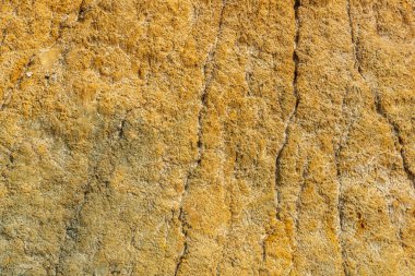 Doğal taşın yakın plan görüntüsü dokulu yüzeyinden akan mineral damarları ortaya çıkarıyor..