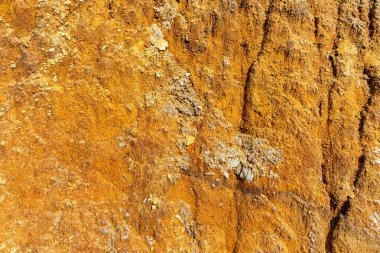 Doğal taşın yakın plan görüntüsü dokulu yüzeyinden akan mineral damarları ortaya çıkarıyor..