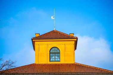 MÜZİK, Almanya - 2 ARALIK 2024 Münih 'teki sıcak yerleşim alanlarında sabah yürüyüşü