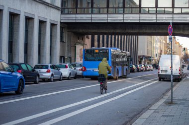 MÜZİK, Almanya - 2 ARALIK 2024 Münih 'teki sıcak yerleşim alanlarında sabah yürüyüşü