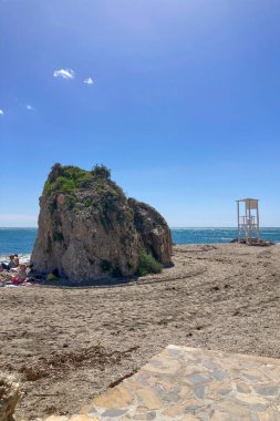 NERJA, İspanya - 22 Mart 2025: Işıldayan deniz ve büyüleyici şehrin muhteşem manzaraları, 22 Mart 2025 tarihinde İspanya 'nın Nerja kentinde nefes kesen kıyı manzaraları ve pitoresk bir atmosfer sunuyor.