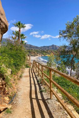 Işıldayan denizin ve büyüleyici şehrin muhteşem manzaraları nefes kesici kıyı manzaraları ve İspanya 'nın Nerja kentinde pitoresk bir atmosfer sunuyor.