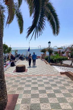 NERJA, İspanya - 22 Mart 2025: Işıldayan deniz ve büyüleyici şehrin muhteşem manzaraları, 22 Mart 2025 tarihinde İspanya 'nın Nerja kentinde nefes kesen kıyı manzaraları ve pitoresk bir atmosfer sunuyor.