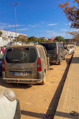 VALENCIA, İspanya - 18 Kasım 2024: 18 Kasım 2024 'te İspanya' nın Valencia kentinde meydana gelen DANA kasırgasının yol açtığı sel felaketinden kaynaklanan hasarlı araba ve enkaz