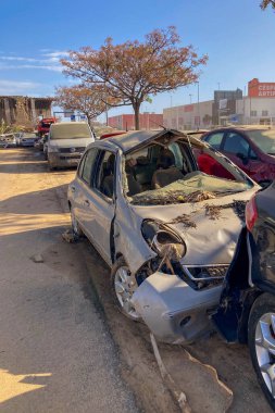 VALENCIA, İspanya - 18 Kasım 2024: 18 Kasım 2024 'te İspanya' nın Valencia kentinde meydana gelen DANA kasırgasının yol açtığı sel felaketinden kaynaklanan hasarlı araba ve enkaz