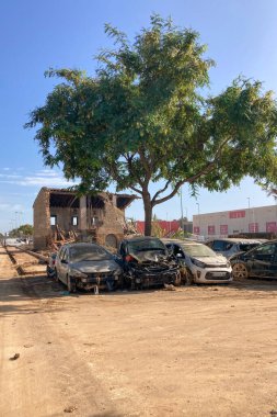 VALENCIA, İspanya - 18 Kasım 2024: 18 Kasım 2024 'te İspanya' nın Valencia kentinde meydana gelen DANA kasırgasının yol açtığı sel felaketinden kaynaklanan hasarlı araba ve enkaz