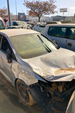 VALENCIA, İspanya - 18 Kasım 2024: 18 Kasım 2024 'te İspanya' nın Valencia kentinde meydana gelen DANA kasırgasının yol açtığı sel felaketinden kaynaklanan hasarlı araba ve enkaz