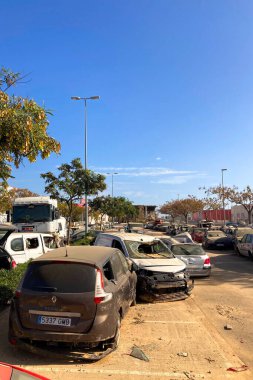 VALENCIA, İspanya - 18 Kasım 2024: 18 Kasım 2024 'te İspanya' nın Valencia kentinde meydana gelen DANA kasırgasının yol açtığı sel felaketinden kaynaklanan hasarlı araba ve enkaz