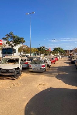 VALENCIA, İspanya - 18 Kasım 2024: 18 Kasım 2024 'te İspanya' nın Valencia kentinde meydana gelen DANA kasırgasının yol açtığı sel felaketinden kaynaklanan hasarlı araba ve enkaz